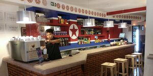 Eine Mitarbeiter bereitet einen Kaffe zu im Pjöngjang-Café in Tarragona