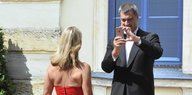 Markus Söder und Karin Baumüller-Söder machen ein Selfie mit einem IPhone
