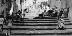 Alte Schwarz-Weiß-Aufnahme einer Straße in Neapel