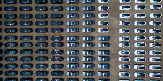 Über Hundert Autos, die in Reihe und Glied auf einem Parkplatz in Hangzhou parken