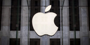 ein großes Apple-Logo vor einem Gebäude