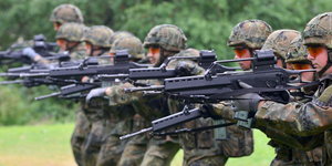 Soldaten trainieren mit dem vollautomatischen Infanteriegewehr G36