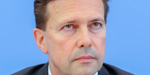 Regierungssprecher Steffen Seibert guckt angespannt