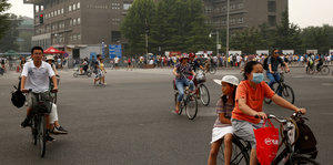 Menschen mit Fahrrad in einer Stadt