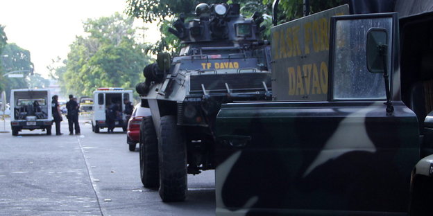 Militärfahrzeuge auf einer Straße