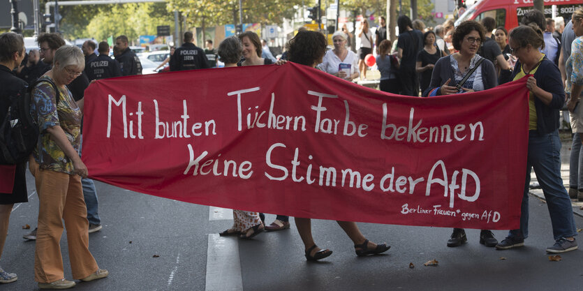 Frau halten einen Banner