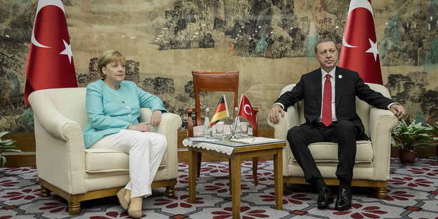 Angela Merkel und Recep Tayyip Erdogan sitzen in Sesseln