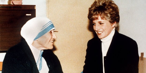 Lady Diana und Mutter Teresa sitzen beieinander