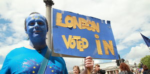 Ein Demo-Teilnehmer in London hält ein Schild mit den Worten "London voted in" hoch