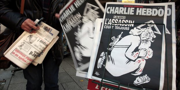 Die Zeitschrift Charlie Hebdo in einem Kiosk
