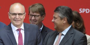 Sigmar Gabriel guckt zum lächelnden Erwin Sellering