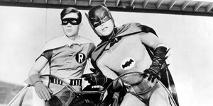 Batman und Robin im Batmobil