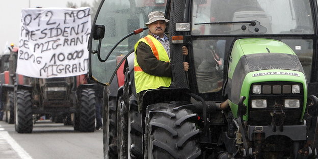 Landwirte blockieren mit ihren Traktoren die Autobahn nach Calais in Nordfrankreich
