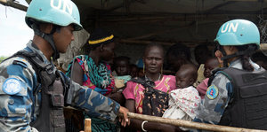 UN-Blauhelme vor einer Essensausgabe in Juba im Südsudan