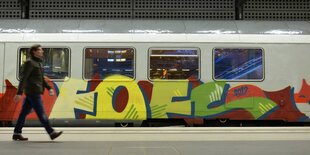 Ein Zug mit Graffiti