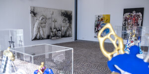 Ein Ausstellungsraum des Sprengelmuseums in Hannover mit Plastiken und Bildern
