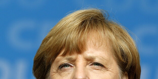 Nahaufnahme von Angela Merkels Augenpartie und Haaren