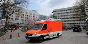 Krankenwagen vor einem Krankenhaus