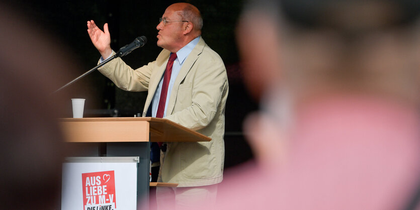 Gregor Gysi spricht an einem Pult