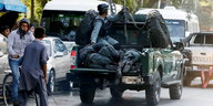 Verletzte Polizisten werden nach dem Doppelanschlag in Kabul in einem Truck abtransportiert