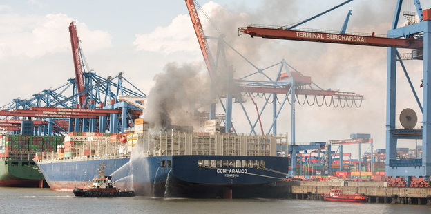 Löscharbeiten an einem brennenden Schiff im Hamburger Hafen