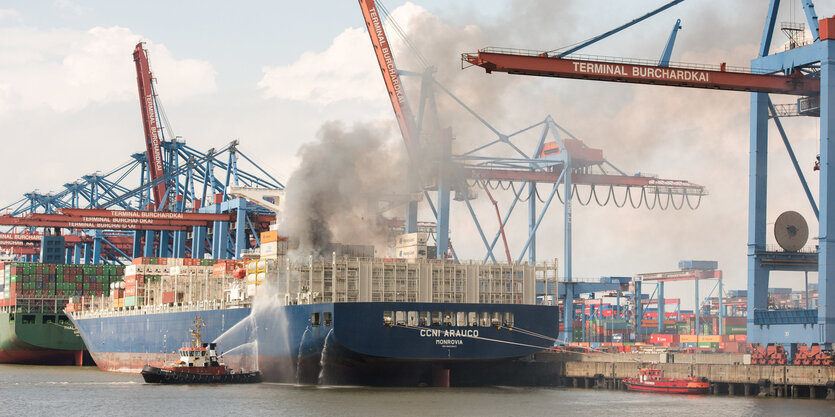 Löscharbeiten an einem brennenden Schiff im Hamburger Hafen