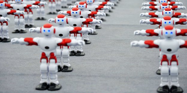 Roboter stehen hintereinander