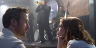 Ryan Gosling und Emma Stone schauen sich verliebt an in „La La Land"