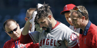 Matt Shoemaker fasst sich an den blutenden Kopf