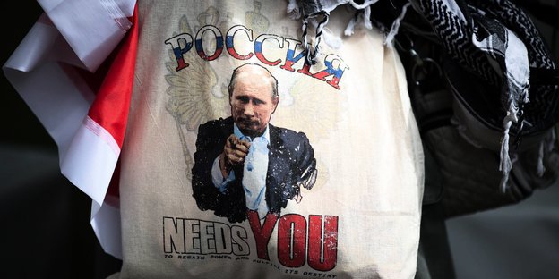 Tasche mit Putin als Motiv und Aufschrift „Putin braucht Dich“
