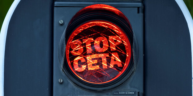 Rotes Ampellicht mit „Stopp Ceta“-Aufschrift