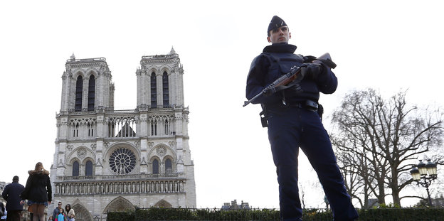 Ein französischer Polizist wacht vor Notre Dame