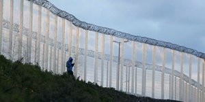 Zaun zwischen Flüchtlingscamp und Hafenzone in Calais
