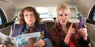Edina (Jennifer Saunders) und Patsy (Joanna Lumley) sitzen im Auto