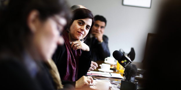Chiles Frauenministerin Claudia Pascual bei einer Pressekonferenz.