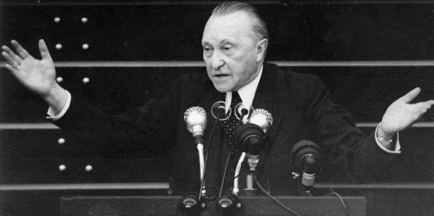 Schwarz-weiß-Foto von Konrad Adenauer vor einem Mikrofon