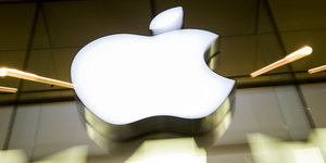 Das Apfel-Logo von Apple aus Froschperspektive