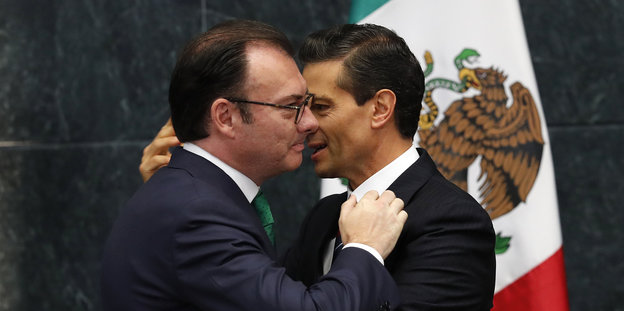 Mexikos Präsident Peña Nieto und Finanzminister Luis Videgaray umarmen sich