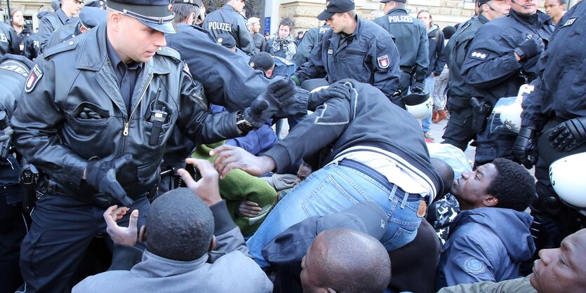 Polizisten und Demonstranten