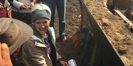 Jill Stein kniet vor dem Bulldozer