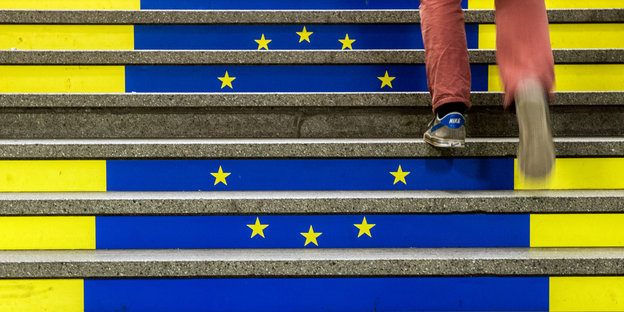 Die EU-Flagge auf mehrere Treppenstufen aufgeteilt