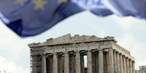 Eine EU-Fahne weht über der Akropolis in Athen