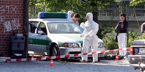 Abgespertter NSU-Mord-Tatort in Heilbronn mit dem Polizeiauto, Beamte in Schutzanzügen drumherum