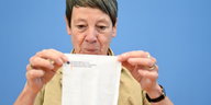 Bundesumweltministerin Barbara Hendricks hält in der Bundespressekonferenz in Berlin im Rahmen der Vorstellung des Umweltprogramms 2030 ein Brillenputztuch mit einem Schriftzug ihres Ministeriums
