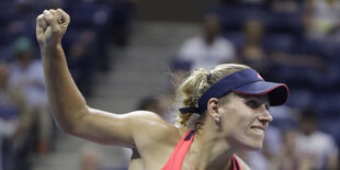 Angelique Kerber hebt siegesbewusst die Faust