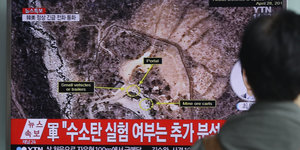 Ein Mann verfolgt auf dem Bahnhof von Seoul die Berichterstattung zum Atombomenversuch in Nordkorea