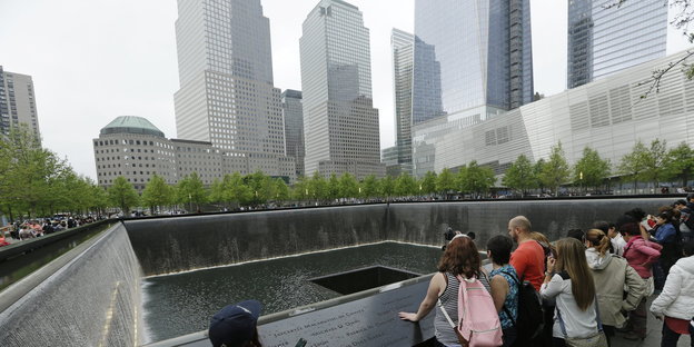 Menschen besichtigen die Gedenkstätte Ground Zero