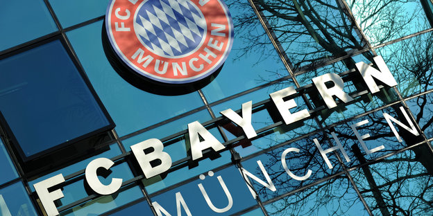 Das Logo des FC Bayern München an einer Hauswand