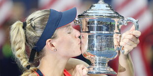 Angelique Kerber küsst einen Pokal