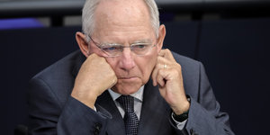 Wolfgang Schäuble stützt seinen Kopf mit den Händen